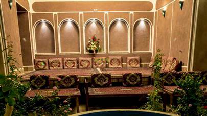 حیاط هتل سنتی فیروزه یزد حیاط هتل سنتی فیروزه یزد